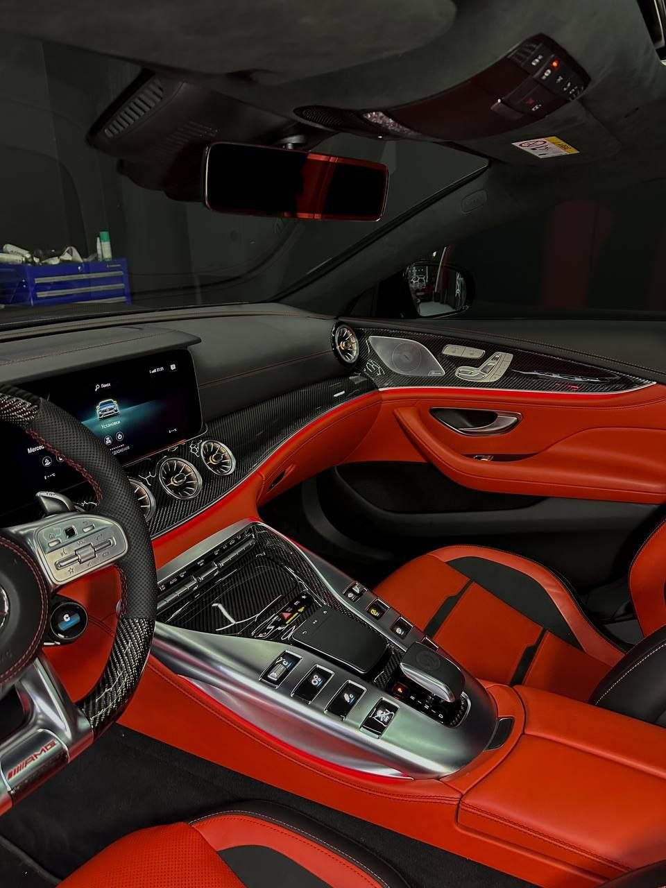 Детали салона Mercedes с карбоновой фактурой